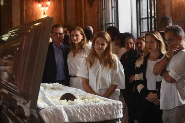 Eduardo Paes presta última homenagem à Preta Gil em velório no Rio