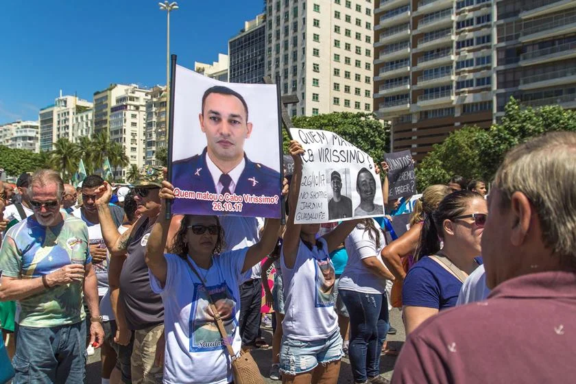 Os mais homenageados foram o soldado Filipe Santos de Mesquita, de 28 anos, morto na semana passada na Rocinha, favela da zona sul da cidade, onde trabalhava em uma Unidade de Polícia Pacificadora, e um morador da Rocinha conhecido como Marechal, que segundo moradores, teria tentado ajudar Mesquita Os mais homenageados foram o soldado Filipe Santos de Mesquita, de 28 anos, morto na semana passada na Rocinha, favela da zona sul da cidade, onde trabalhava em uma Unidade de Polícia Pacificadora, e um morador da Rocinha conhecido como Marechal, que segundo moradores, teria tentado ajudar Mesquita