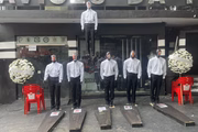 Torcedores do Corinthians protestam em frente ao Parque São Jorge