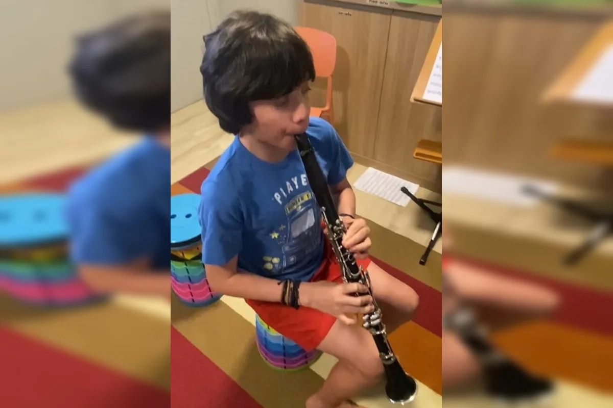 Em seguida, passou pelo clarinete em Dó até chegar, aos 10 anos, ao clarinete em Si bemol, modelo que utiliza atualmente Em seguida, passou pelo clarinete em Dó até chegar, aos 10 anos, ao clarinete em Si bemol, modelo que utiliza atualmente