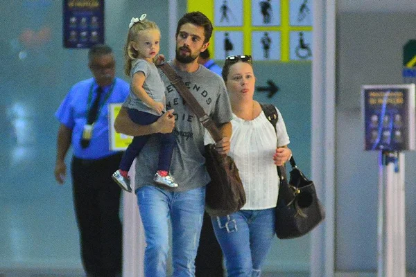 Esposa de Rafael Cardoso, Mariana Bridi afirma sentir ciúmes do marido