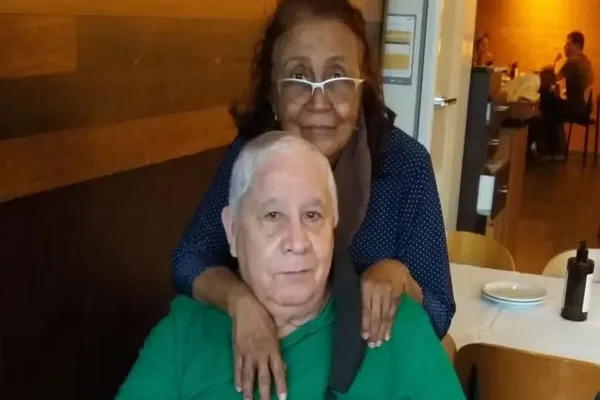 Imagem colorida de casal morto - Metrópoles