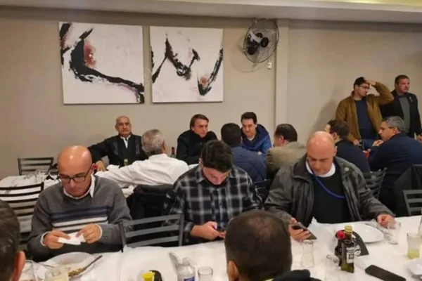 Presidente Jair Bolsonaro em pizzaria de Curitiba, Paraná