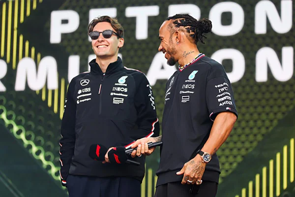 Imagem colorida de George Russel e Lewis Hamilton da Mercedes - Metrópoles