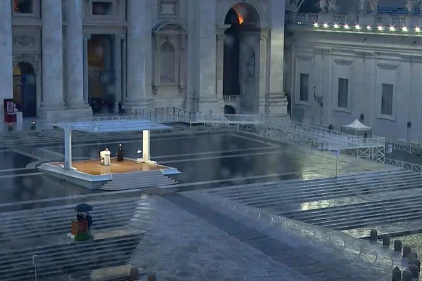 Papa Francisco reza sozinho no Vaticano durante a pandemia