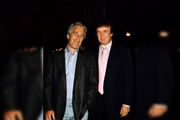 A foto foi tirada em 1997. Jeffrey Epstein e Donald Trump participavam de um evento realizada no resort Mar-a-Lago Club 
