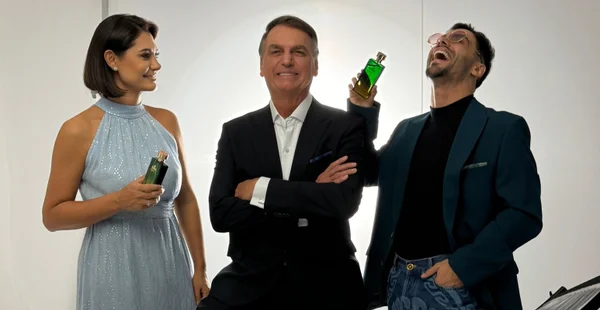 Bolsonaro prepara lançamento de perfume e faz fotos em Brasília