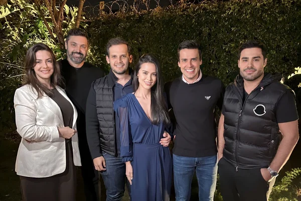 Thiago Miranda e Fausto Stauffer celebram Simone Souto e Isa Kodama