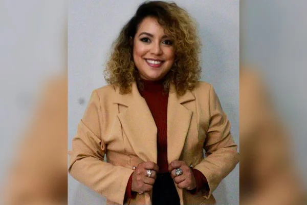 Imagem colorida de uma mulher com blazer bege - metrópoles