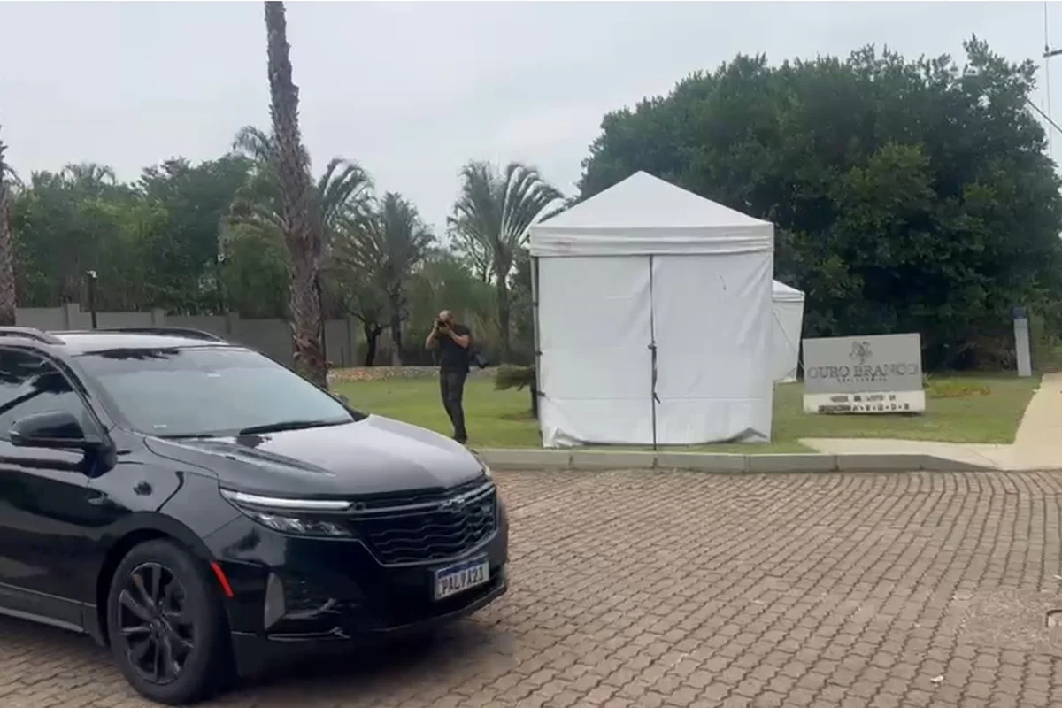 Condomínio tem vaivém de carros e ocupantes negam saber onde está Flávio