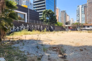 Muro preto separa terreno vazio de unidade do McDonald's