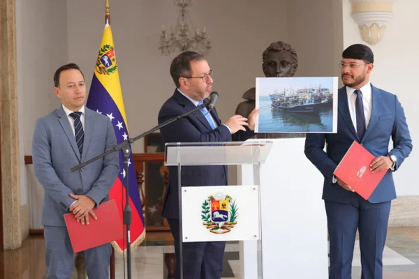 imagem colorida do ministro das relações internacionais da Venezuela Yvan Gil mostrando a ação dos EUA