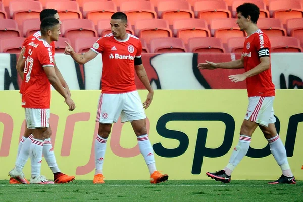 Inter supera o Goiás, vence 5ª seguida no Brasileirão e cola no líder