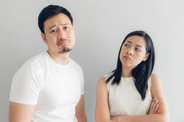 Casal asiático triste