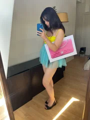 Styling de Rojas com bolsa da Chanel impressa  