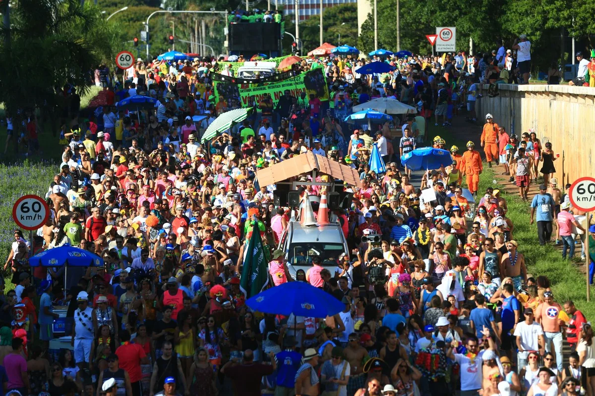 Foliões tomam as ruas de Brasília no segundo dia de carnaval - imagem 17 Foliões tomam as ruas de Brasília no segundo dia de carnaval - imagem 17