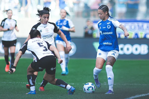 Foto colorida de Cruzeiro e Corinthians pelo Brasileirão Feminino - Metrópoles