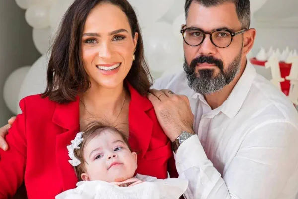 “Quase morreu nos meus braços”, diz Letícia Cazarré sobre filha