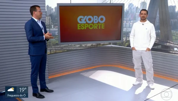 Bocardi e Andreoli brincam com bolinhas de papel durante telejornal