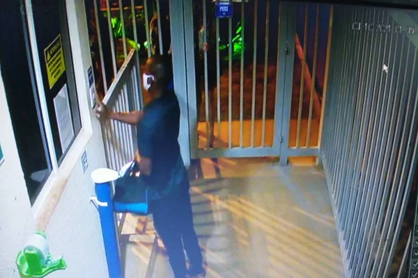 Câmeras flagraram suspeito de feminicídio deixando o local do crime