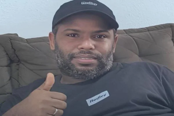 Foto colorida do motoboy que foi baleado por policial penal