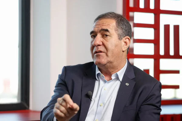 imagem colorida mostra deputado luiz gastão - Metrópoles
