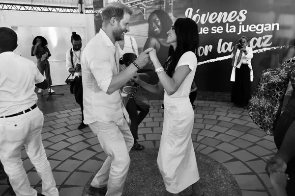 Foto preto e branco: Harry e Meghan dançando