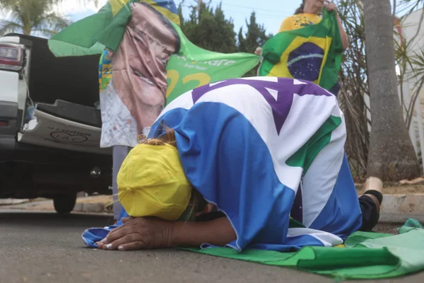Apoiadores fazem oração durante julgamento de Bolsonaro: “Ô Deus”