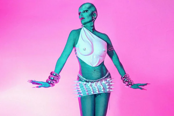 Deborah Secco se transforma em extraterrestre para baile de Carnaval