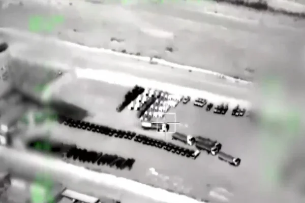 Imagem preto e branco mostra ataque da Arábia Saudita contra o Iêmen - Metrópoles