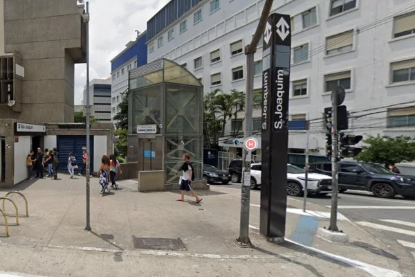 Imagem mostra calçada e rua - Metrópoles