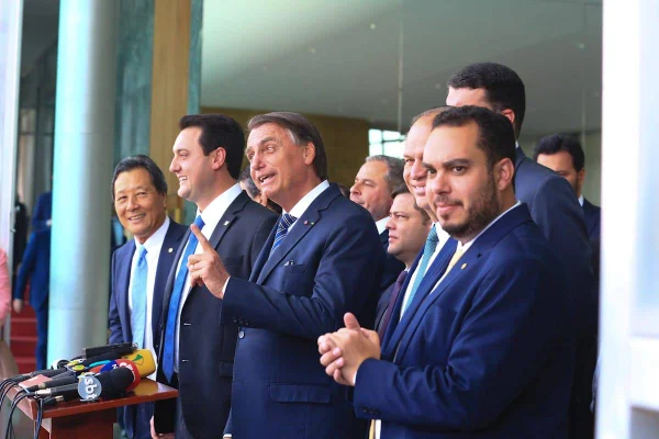 Bolsonaro recebe apoio de senadores e prevê “Senado de centro-direita”