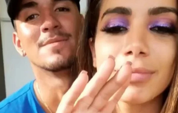 Após curtirem Carnaval juntos, Medina e Anitta fazem piadinhas na web