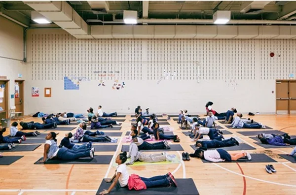 Escola troca punições por meditação e alcança resultados incríveis