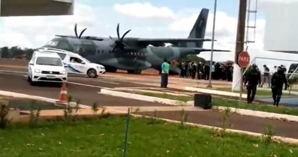 Corpos de família morta em naufrágio no MS chegam a Goiás para velório