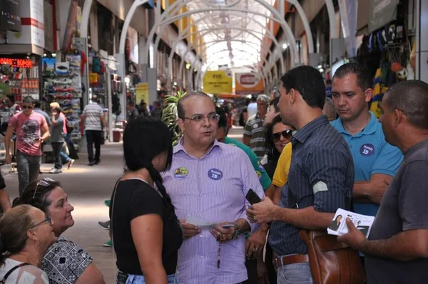 “Eliana não é santinha”, ataca Ibaneis, durante caminhada em feira