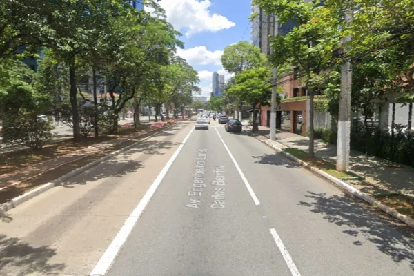 Imagem colorida da Av. Engenheiro Luís Carlos Berrini. Metrópoles