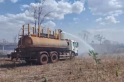 Caminhão-pipa foi empregado para controlar fogo em mata em Igarapava (SP)