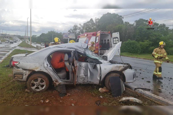 Homem de 38 anos perde controle do carro e bate em poste na EPTG