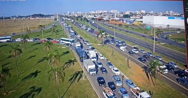 Após fechamento do metrô, vias ficam congestionadas no DF
