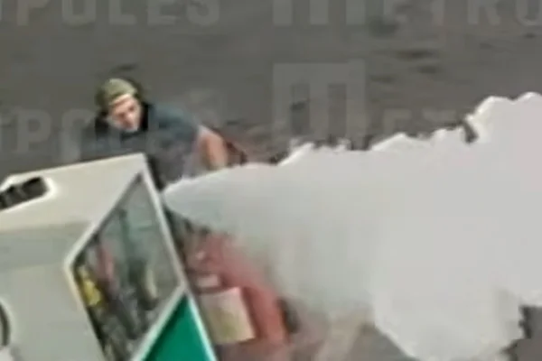 Playboys em Porsche e Jaguar tocam o terror em posto de gasolina do DF