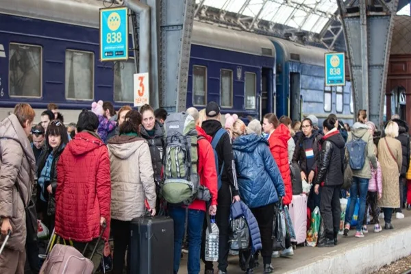 Imagem colorida de pessoas em uma estação de trem - Metrópoles