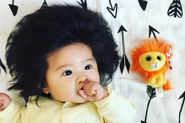 Bebê cabeluda faz sucesso no Japão e estrela campanha de cosméticos