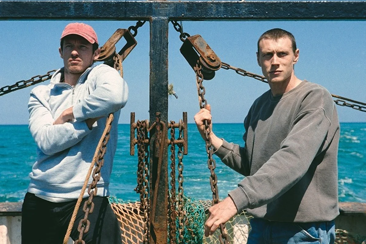 Rosa Nevada: viagem no tempo e ficção científica de baixo orçamento se encontram em Rosa Nevada, de Mark Jenkin. Filmado em 16 mm, o longa acompanha dois pescadores que embarcam em um velho barco rumo ao passado. George MacKay e Callum Turner estrelam a produção. Rosa Nevada: viagem no tempo e ficção científica de baixo orçamento se encontram em Rosa Nevada, de Mark Jenkin. Filmado em 16 mm, o longa acompanha dois pescadores que embarcam em um velho barco rumo ao passado. George MacKay e Callum Turner estrelam a produção.