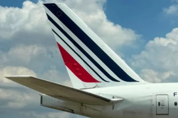 Imagem colorida de detalhe de asa de avião em Guarulhos