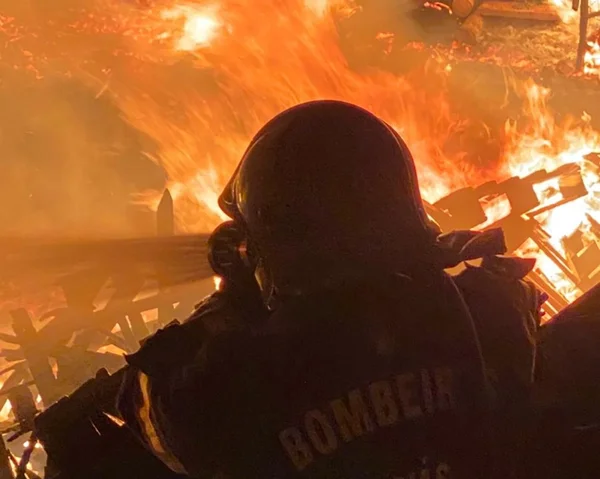 Vídeo: incêndio causa explosões e destrói oficina de carros em Goiás