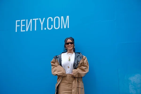 Fenty: Rihanna abre loja provisória em Paris durante a semana de moda