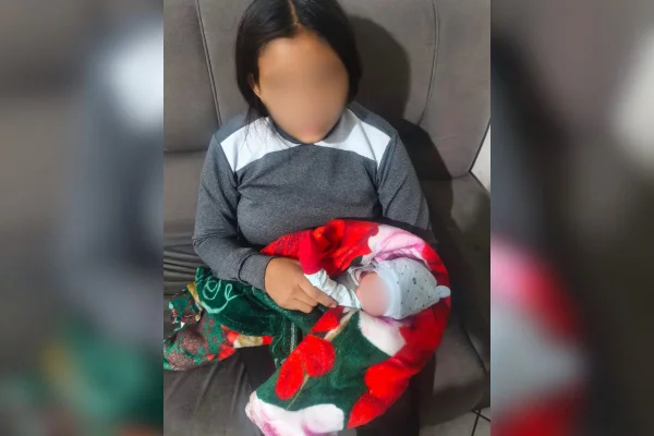 Adolescente sumida no Paraguai é achada com filha recém-nascida em SP