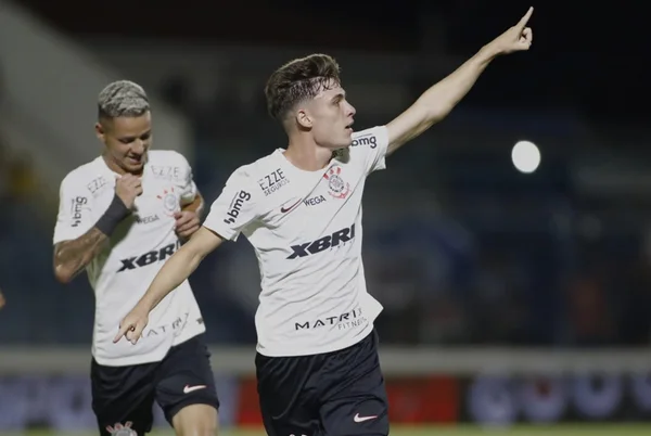 Imagem colorida dos jogadores do Coritnhains comemorando - Metrópoles