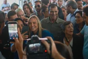 Celina Leão em corpo a corpo com apoiadores